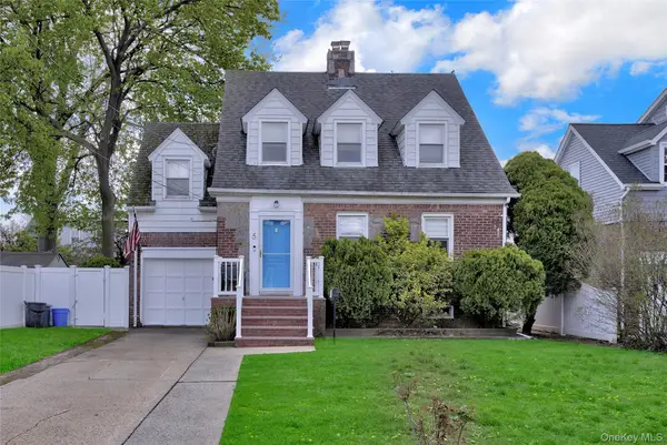 5 Argyle Road, Merrick, NY 11566