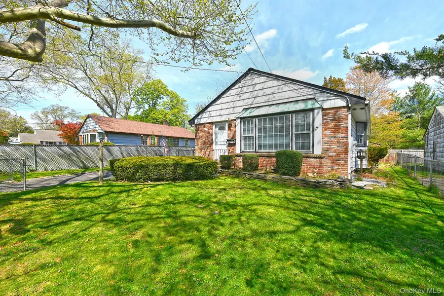 18 Kilburn Avenue, Huntington Station, NY 11746 - #3