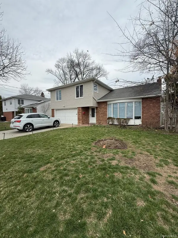 23 Geoffrey Lane, Hewlett, NY 11557