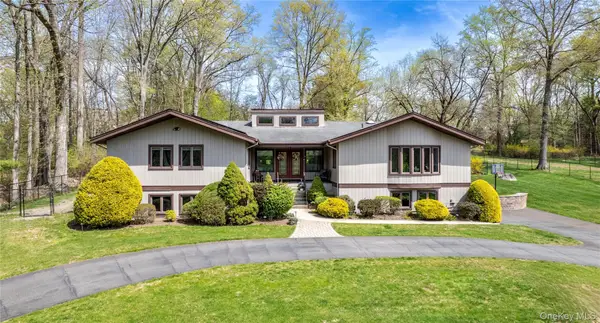 102 Robin Hood Lane, West Nyack, NY 10994