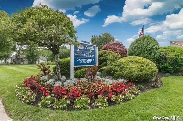 197 N Pointe Circle #197, Coram, NY 11727