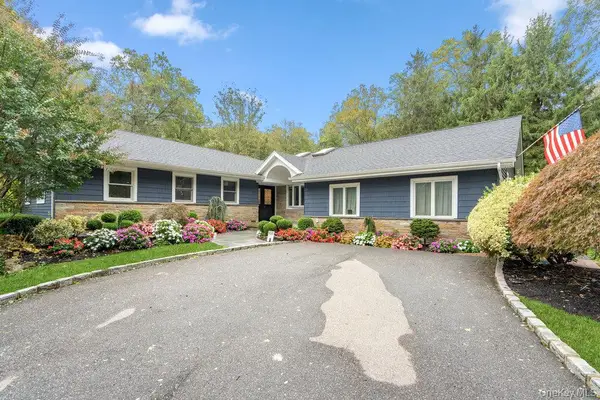 14 S Hollow Road, Dix Hills, NY 11746