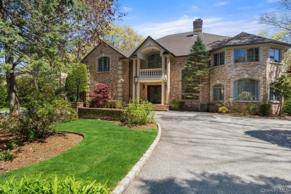 10 Hart Place, Dix Hills, NY 11746 - #1