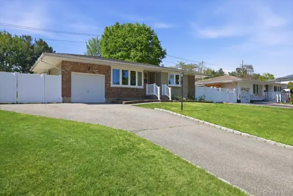 9 Copperbeech Road, Saint James, NY 11780