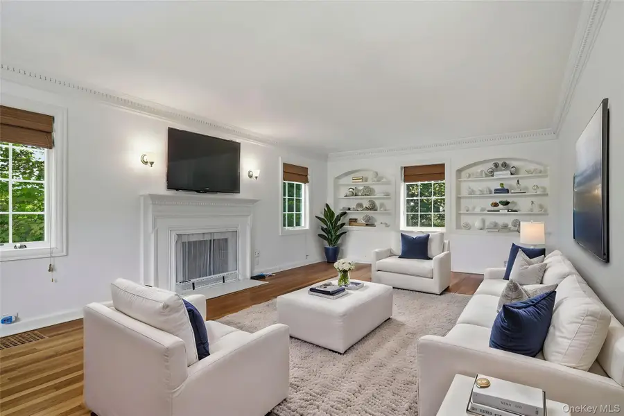 35 Sherry Hill Lane, Manhasset, NY 11030 - #3