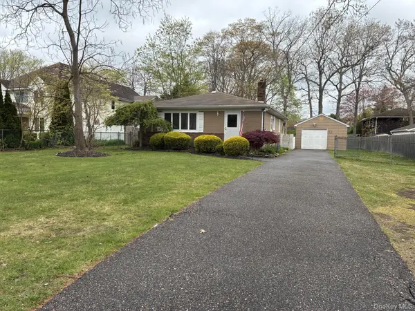 32 Lincoln Drive, Oakdale, NY 11769