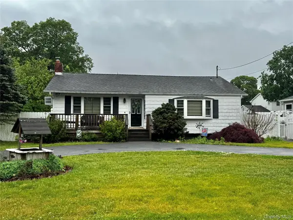 30 Woodmere Place, Selden, NY 11784