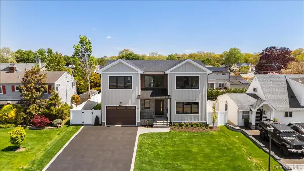 89 Choir Lane, Westbury, NY 11590