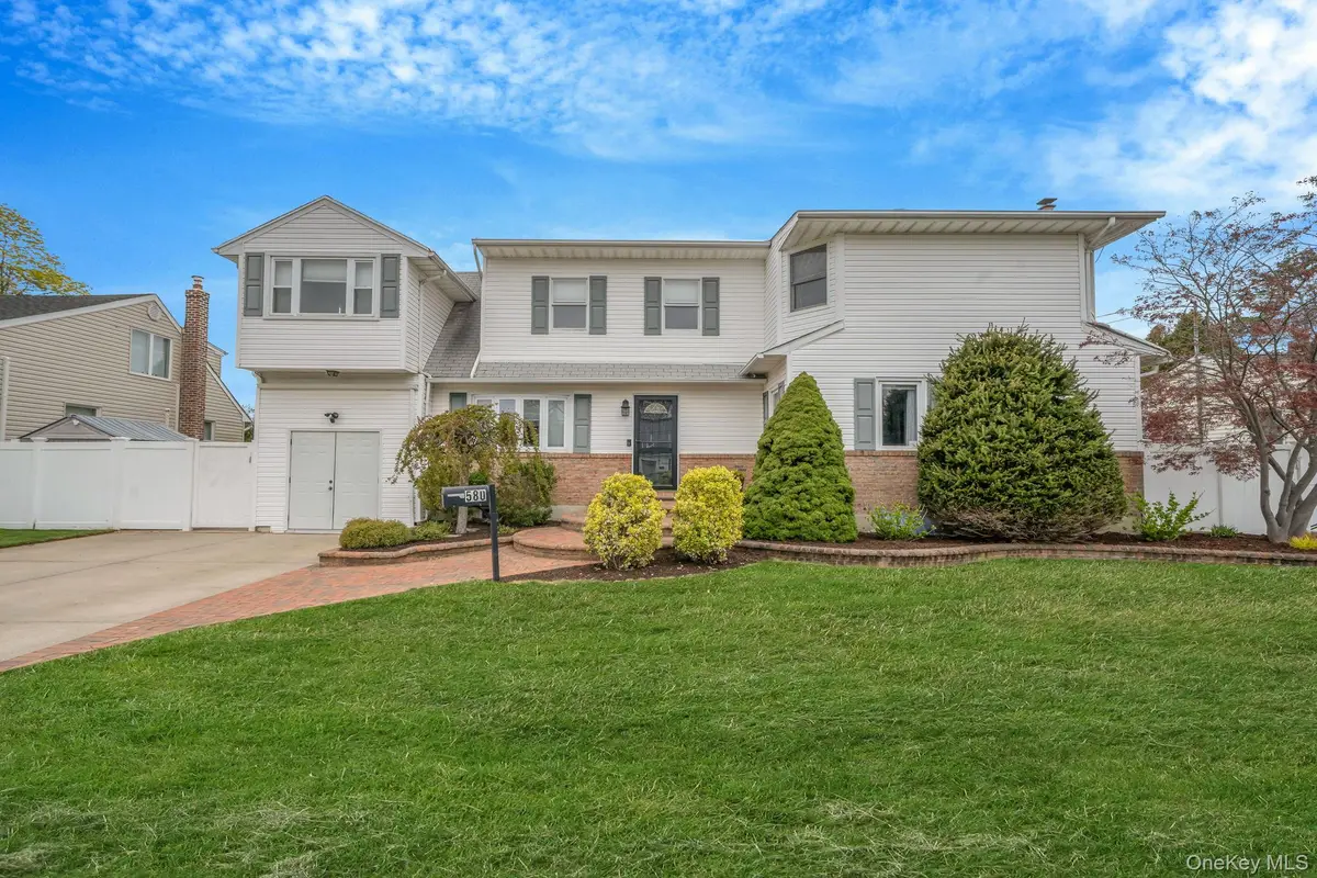 580 Center Briarwood Avenue, West Islip, NY 11795 - #1