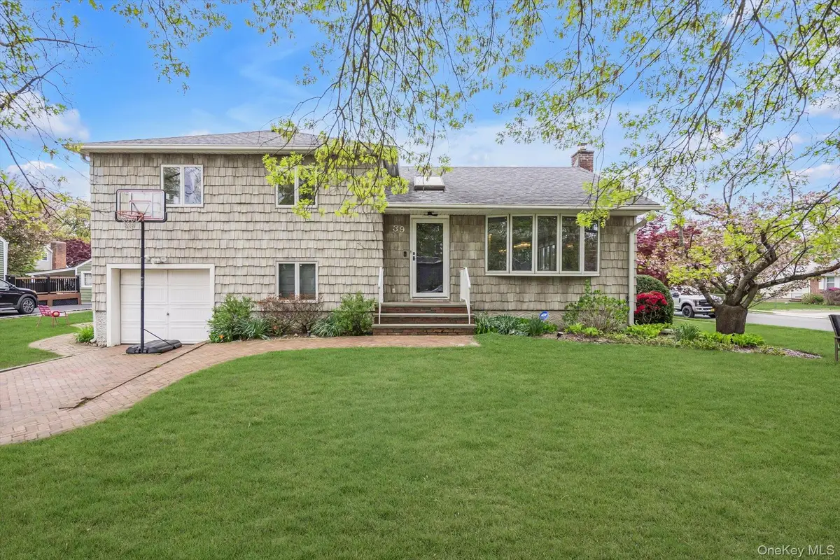 39 Warwick Place, Port Washington, NY 11050 - #1