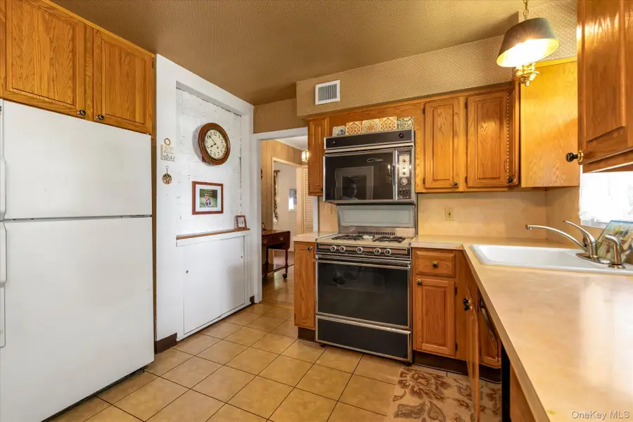 148 Princeton Street, Roslyn Heights, NY 11577 - #3