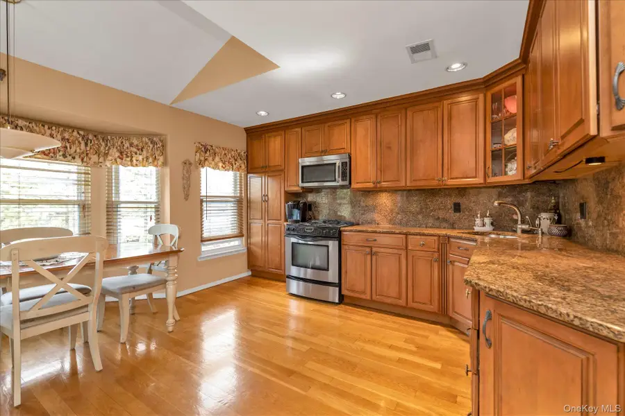 7 Eastern Drive, New Hyde Park, NY 11040 - #3