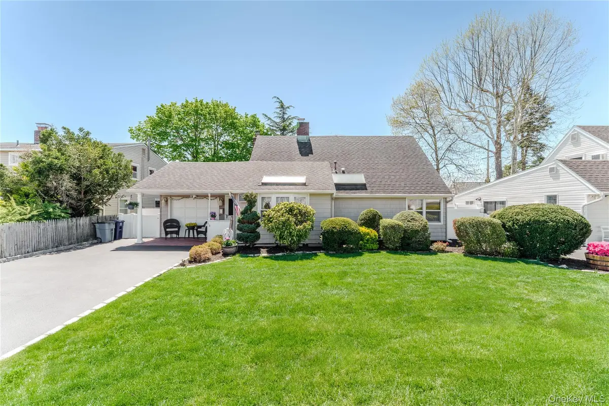 16 Rainbow Lane, Levittown, NY 11756 - #1