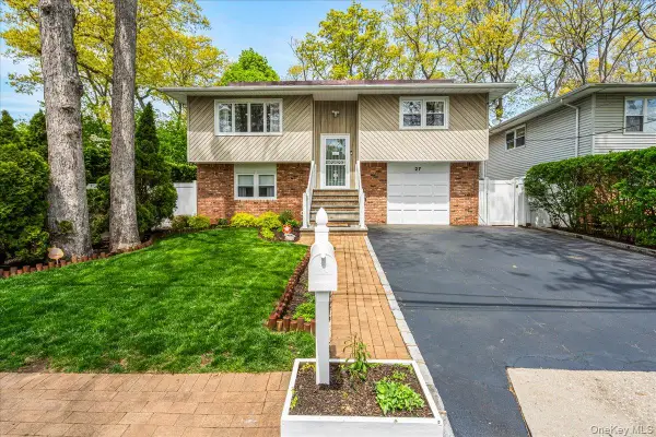 27 Stuyvesant Street, Huntington, NY 11743