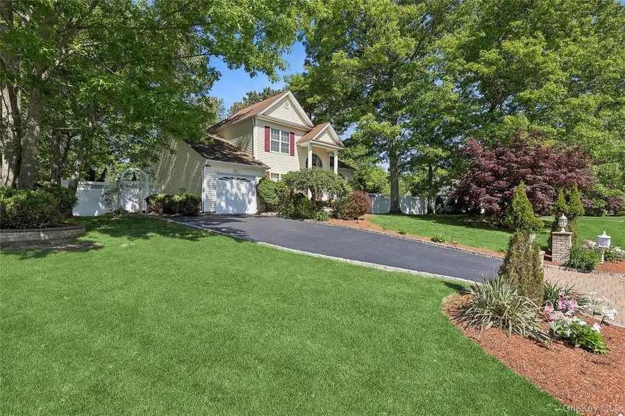 16 Winterberry Drive, Middle Island, NY 11953 - #2