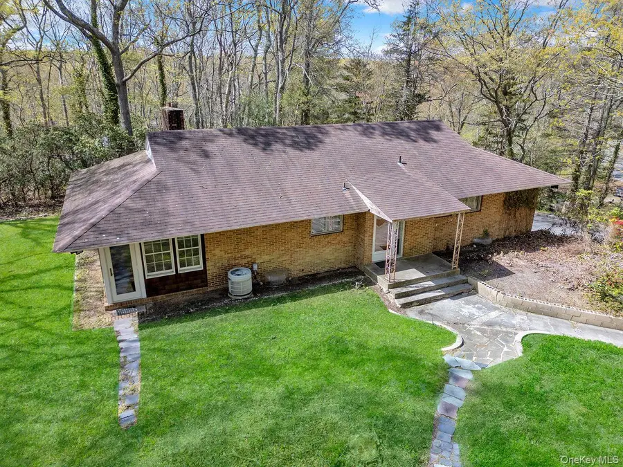 28 Picardy Lane, Laurel Hollow, NY 11791 - #2