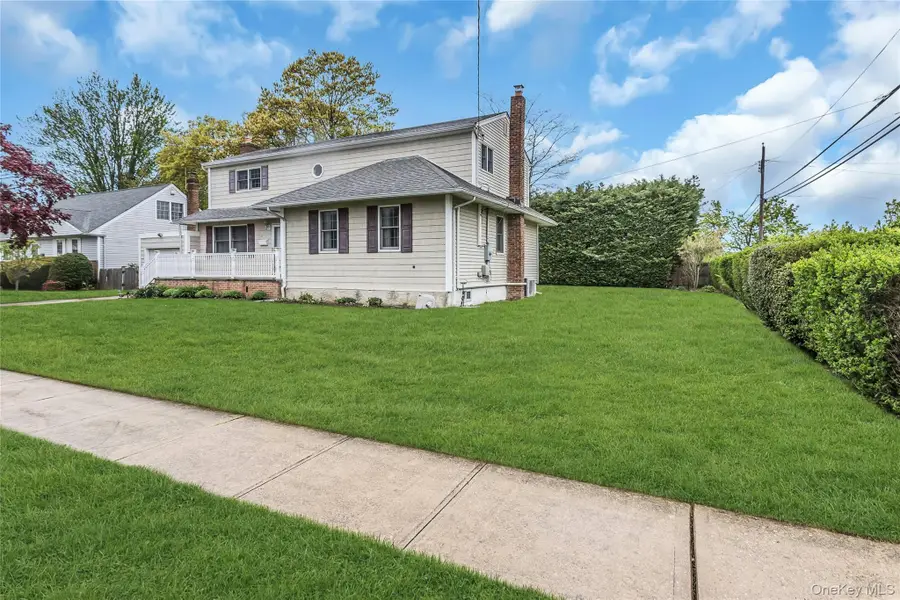 604 Center Briarwood Avenue, West Islip, NY 11795 - #2