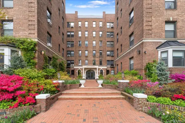 21 Barstow Road #2i, Great Neck, NY 11021