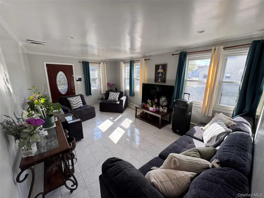 31 Gregory Street, Valley Stream, NY 11580 - #3