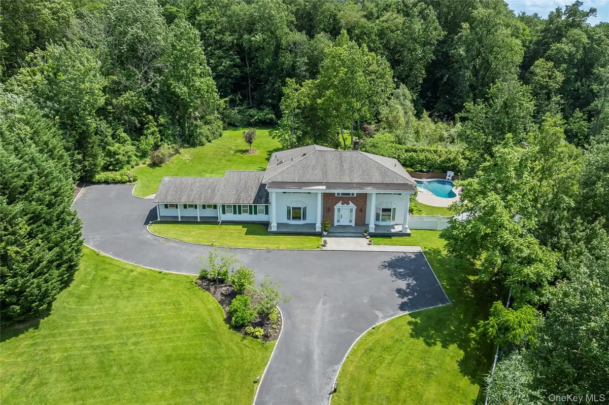 25 Montrose Court, Roslyn Harbor, NY 11576 - #1