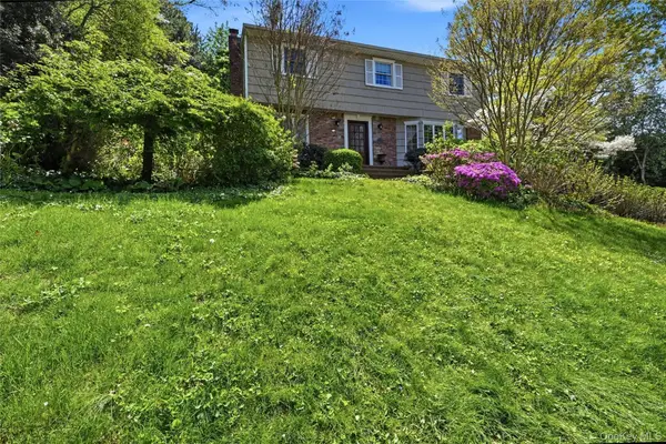 21 Northwood Circle, Halesite, NY 11743