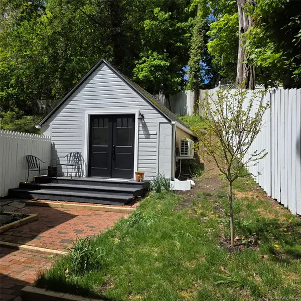 38 Gnarled Hollow Road, East Setauket, NY 11733