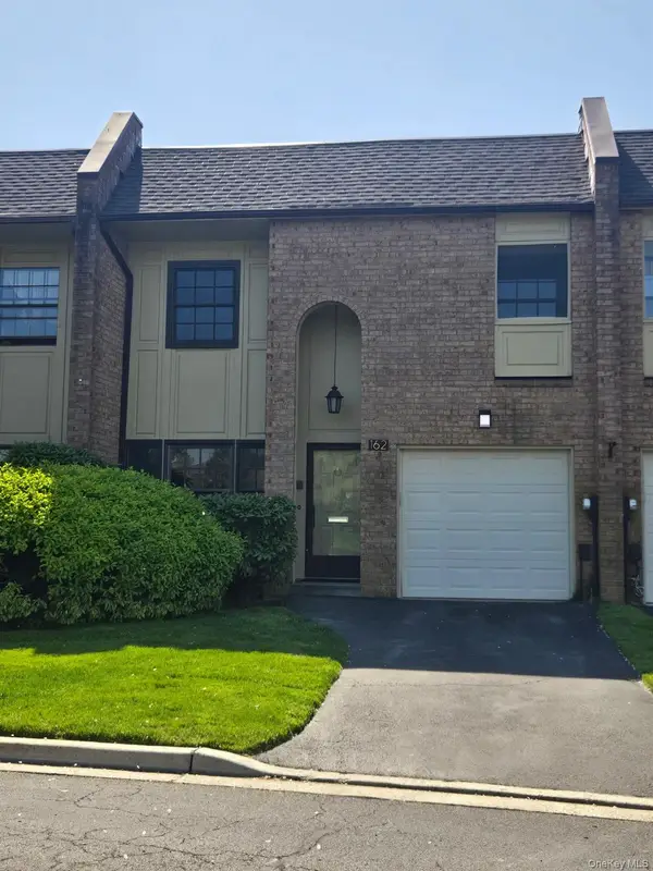 162 Southgate Circle, Massapequa Park, NY 11762