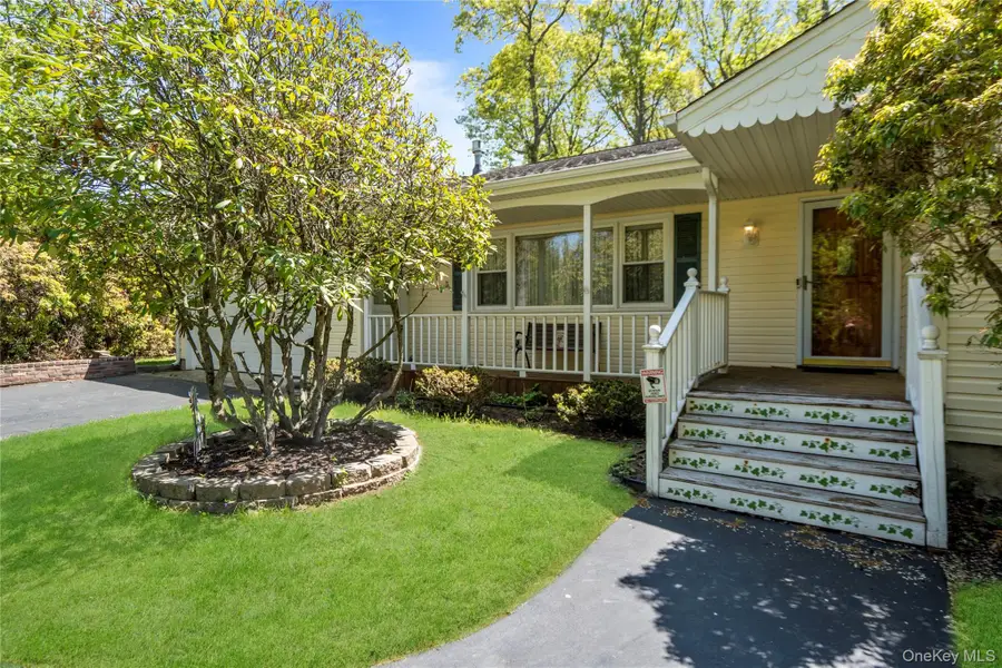 6 Canterbury Court, East Setauket, NY 11733 - #3