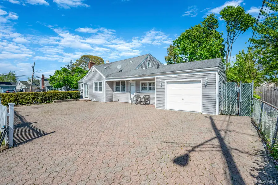 56 Pickwick Lane, North Babylon, NY 11703 - #2
