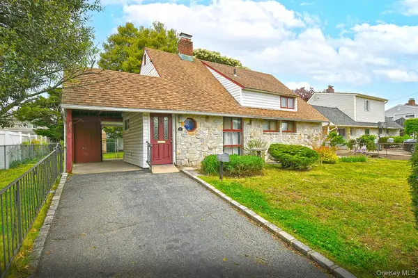 16 Springtime Lane E, Levittown, NY 11756
