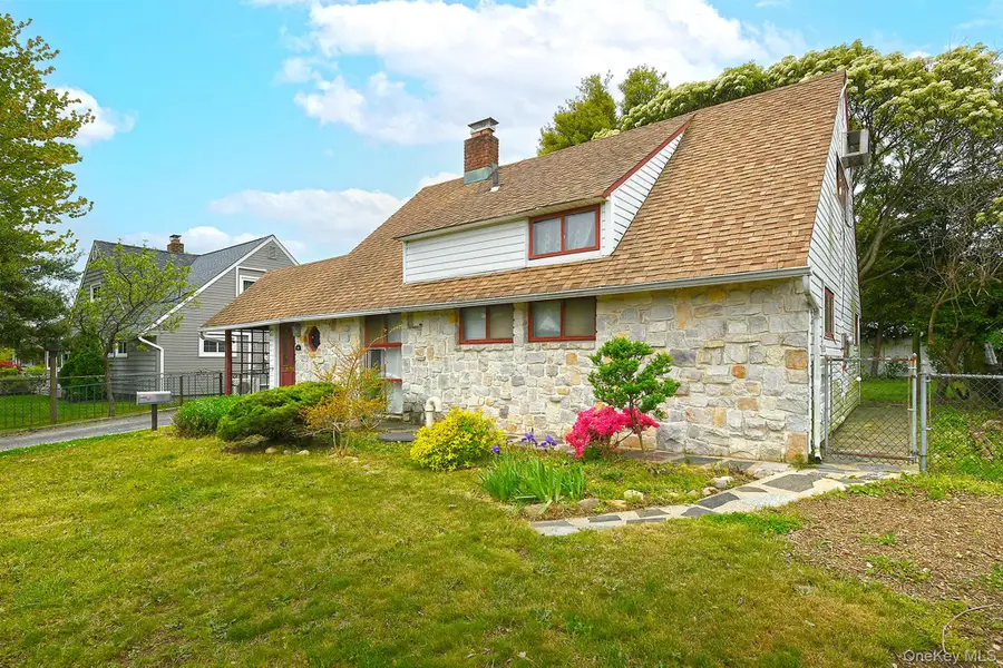16 Springtime Lane E, Levittown, NY 11756 - #3