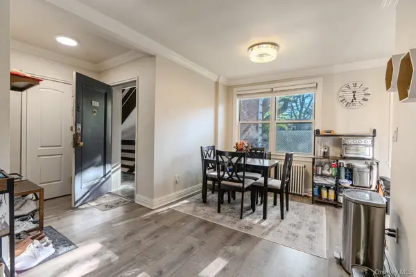 17 Edwards St #2A, Roslyn Heights, NY 11577