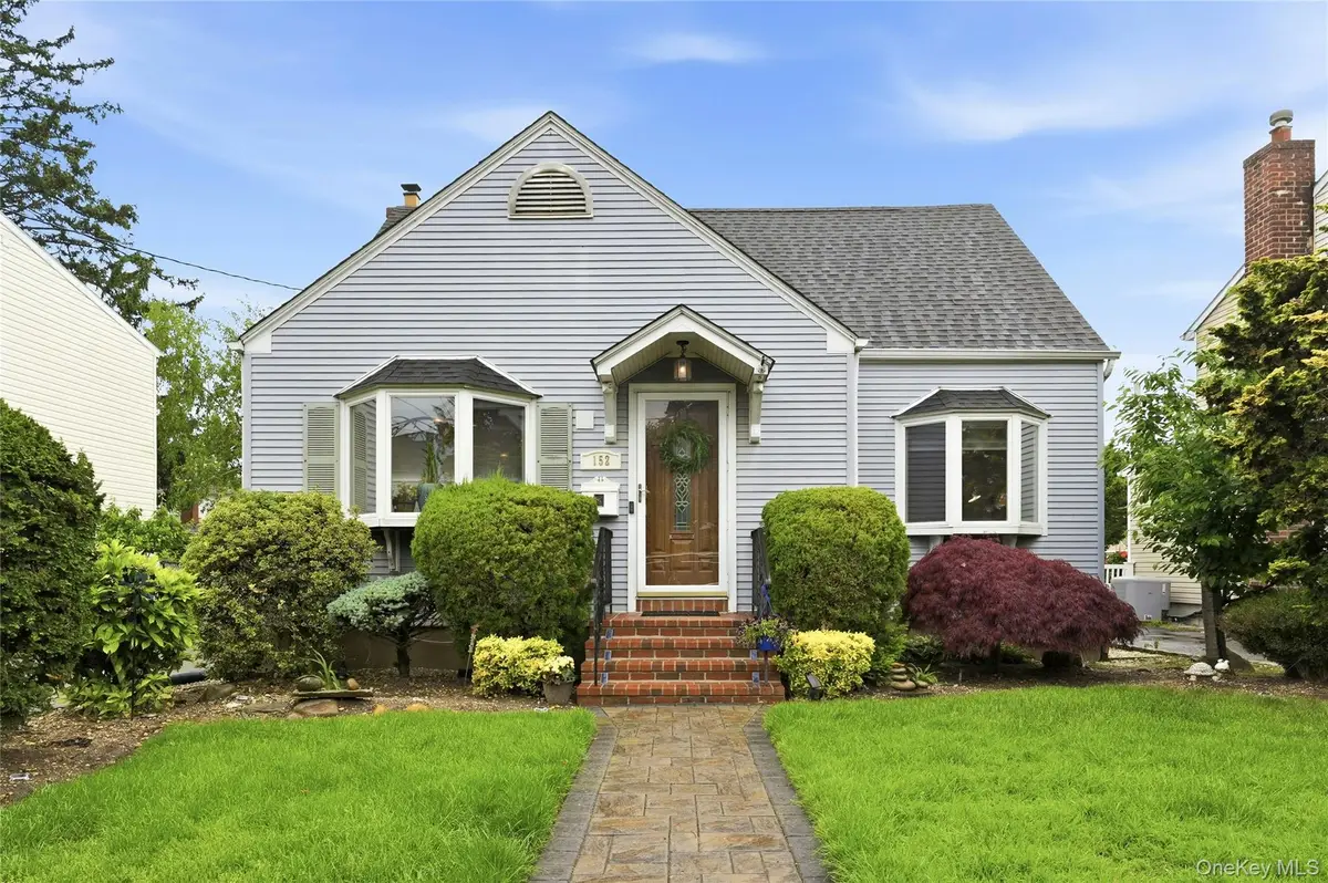 152 Collins Avenue, Williston Park, NY 11596 - #1