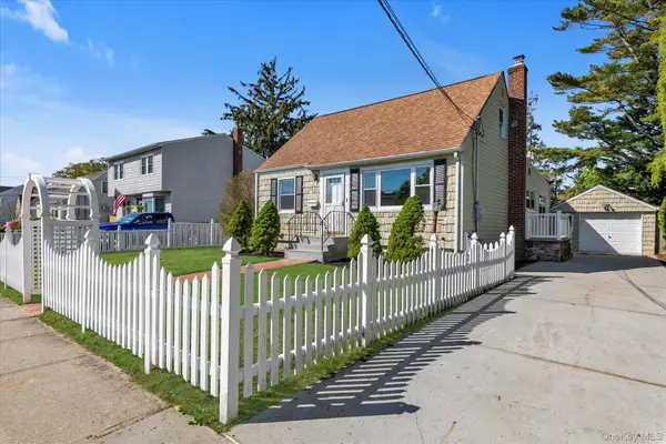 241 Phyllis Drive, Lindenhurst, NY 11757