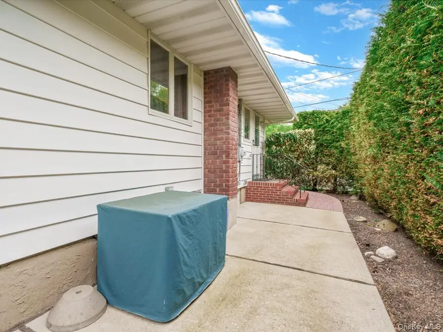 12 Joyce Lane, Commack, NY 11725 - #3