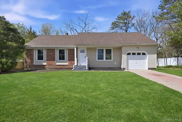 28 Gabon Lane, Coram, NY 11727