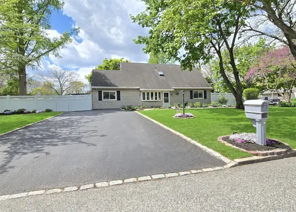 19 Hartsdale Lane, Coram, NY 11727