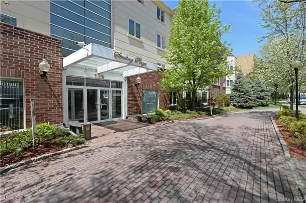171 Great Neck Road #4R, Great Neck, NY 11021