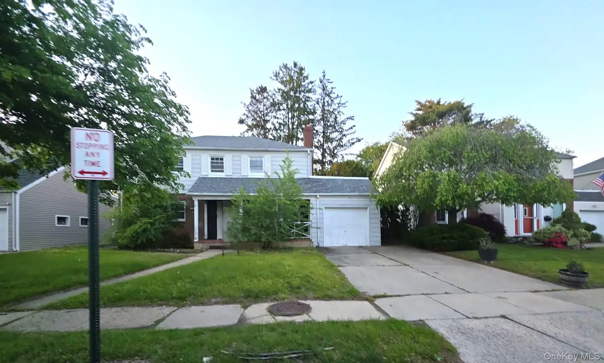 611 Lakeview Avenue, Rockville Centre, NY 11570 - #1