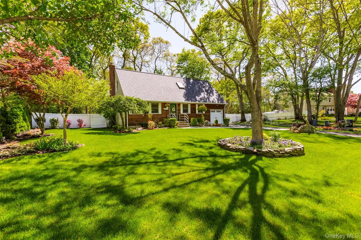 8 Loretta Court, Coram, NY 11727 - #1