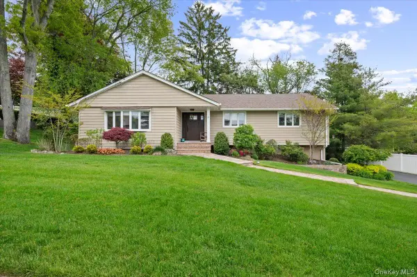 6 Long Ridge Road, Plainview, NY 11803