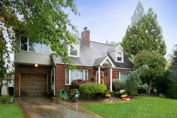 11 Avon Road, Hewlett, NY 11557