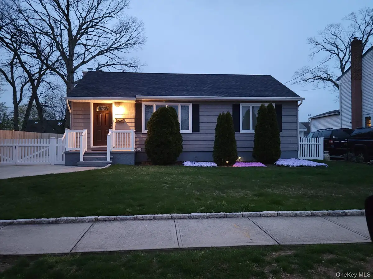 89 Parliament Place, North Babylon, NY 11703 - #1