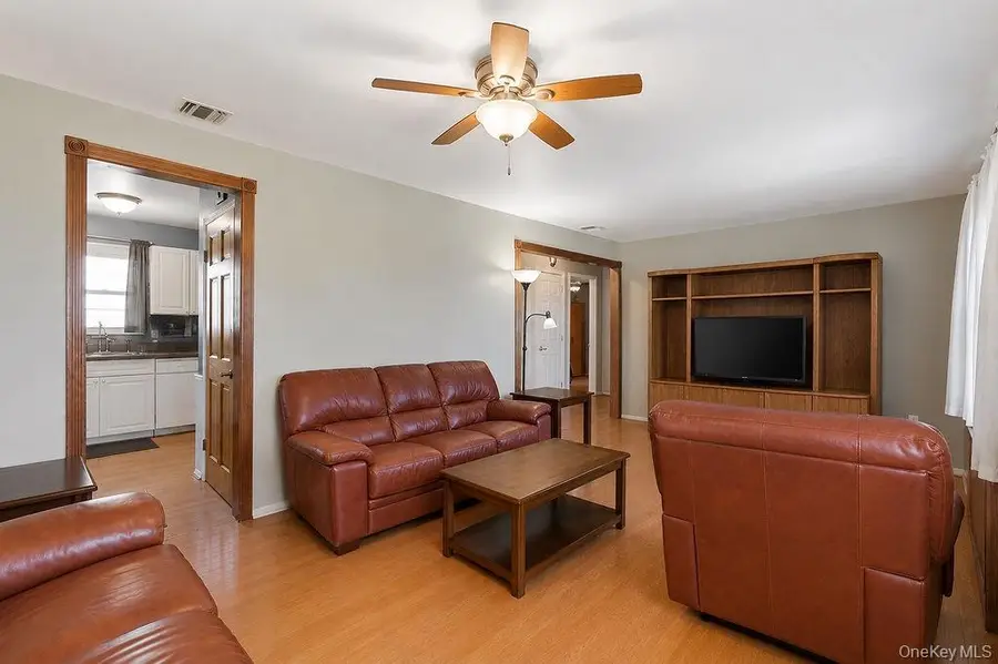 89 Parliament Place, North Babylon, NY 11703 - #3