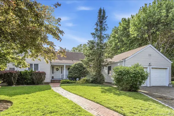 36 Roosevelt Place, Rockville Centre, NY 11570