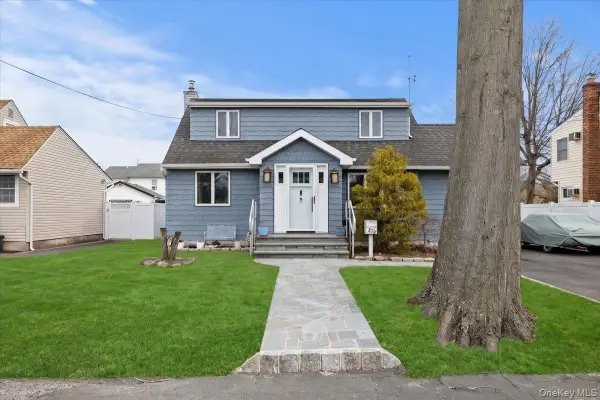 476 37th Street, Lindenhurst, NY 11757