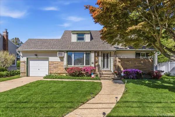 28 Linwood Place, Massapequa Park, NY 11762