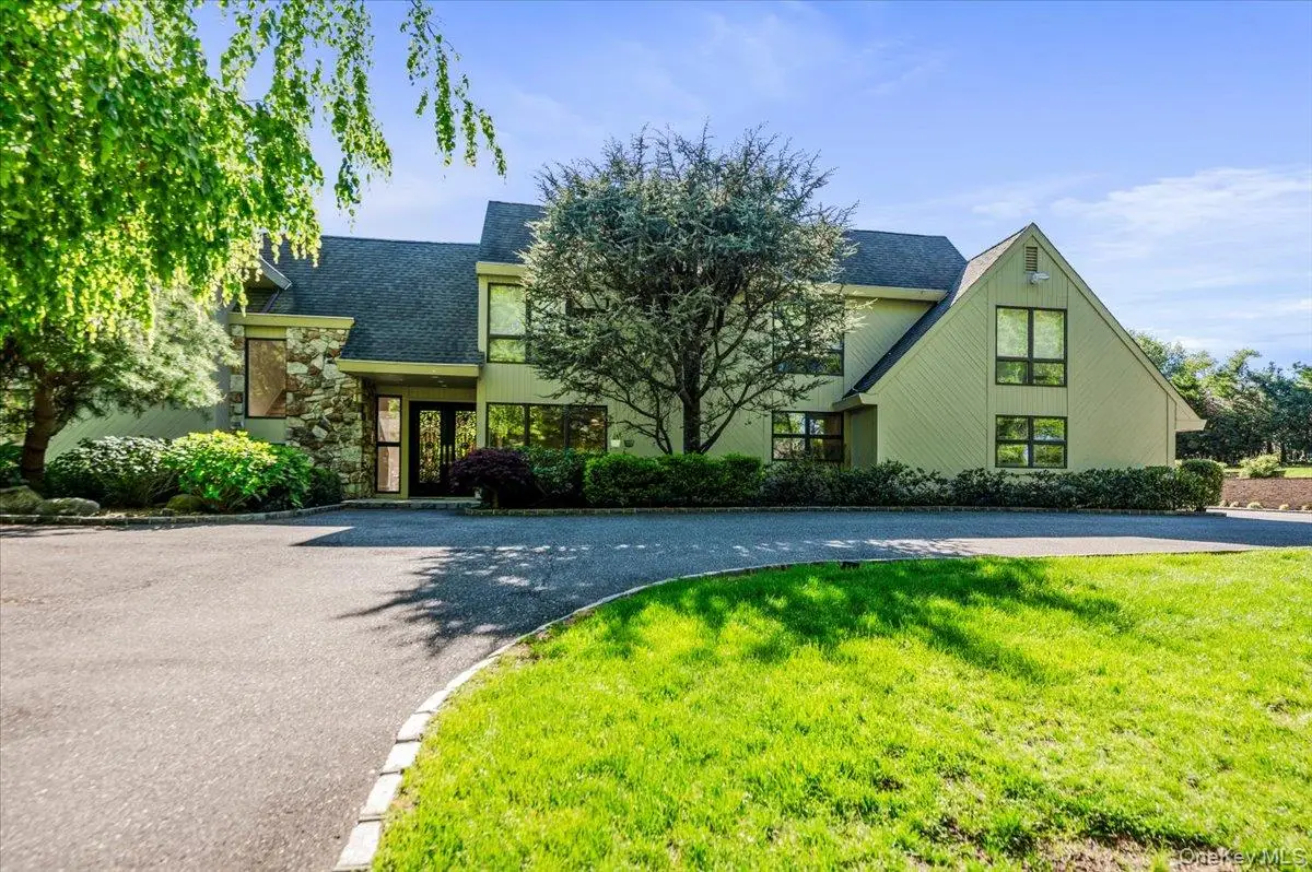 5 Twin Ponds Street, Great Neck, NY 11024 - #1
