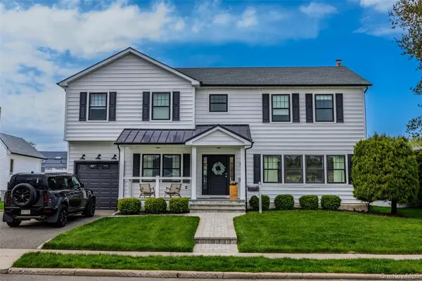 8 Piper Place, Old Bethpage, NY 11804