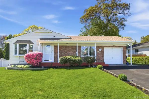 27 Calico Tree Road, Hauppauge, NY 11788